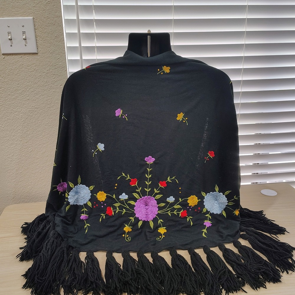 VINTAGE ROCHELLE SHAWL WRAP WOMEN OS BLACK FLORAL EMBROIDERED TASSEL BOHO ARTSY